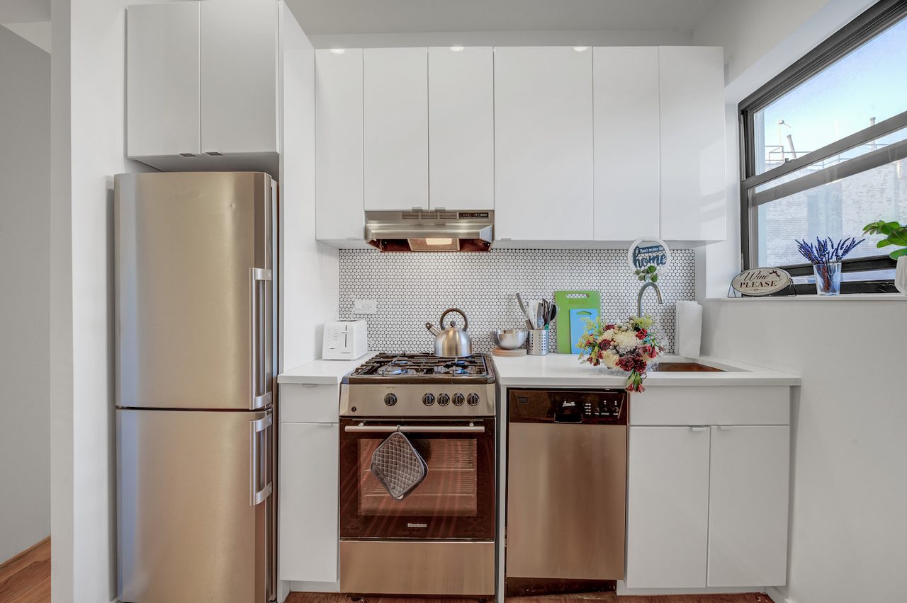 Cute ROOM At The Atlantic House: Bedford-Stuyvesant - Cute ROOM At The Atlantic House - Cute ROOM at The Atlantic House: Bedford-Stuyvesant - Gallery - 9