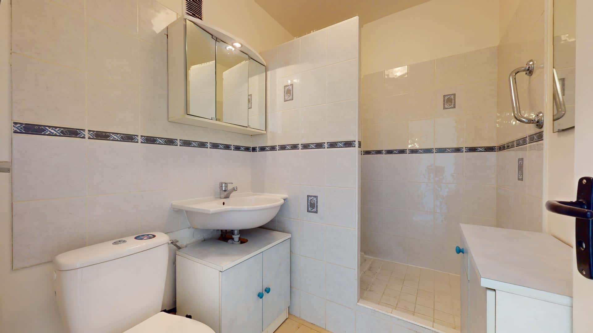Room - Room in Rue Claude Kogan, Grenoble for 110 m² with 6 bedrooms - Gallery - 3