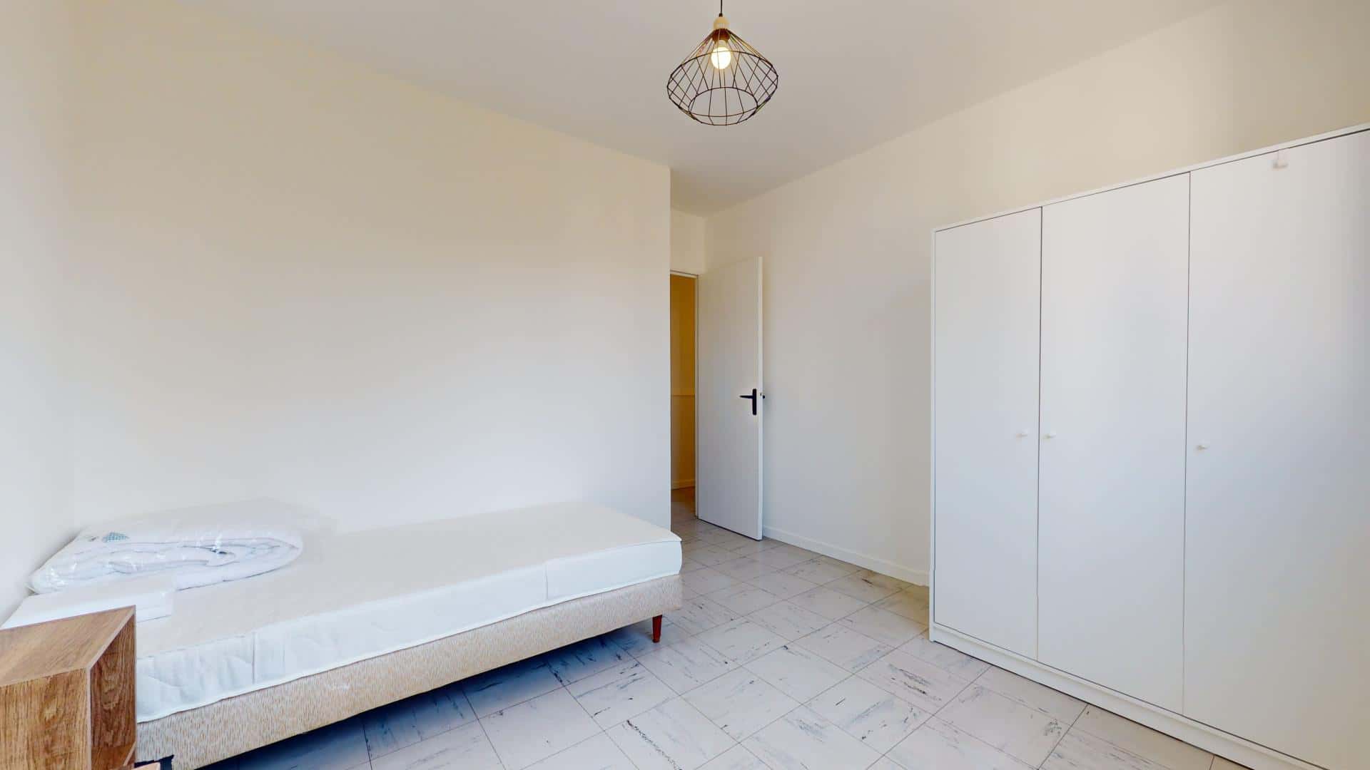 Room - Room in Rue Claude Kogan, Grenoble for 110 m² with 6 bedrooms - Gallery - 1