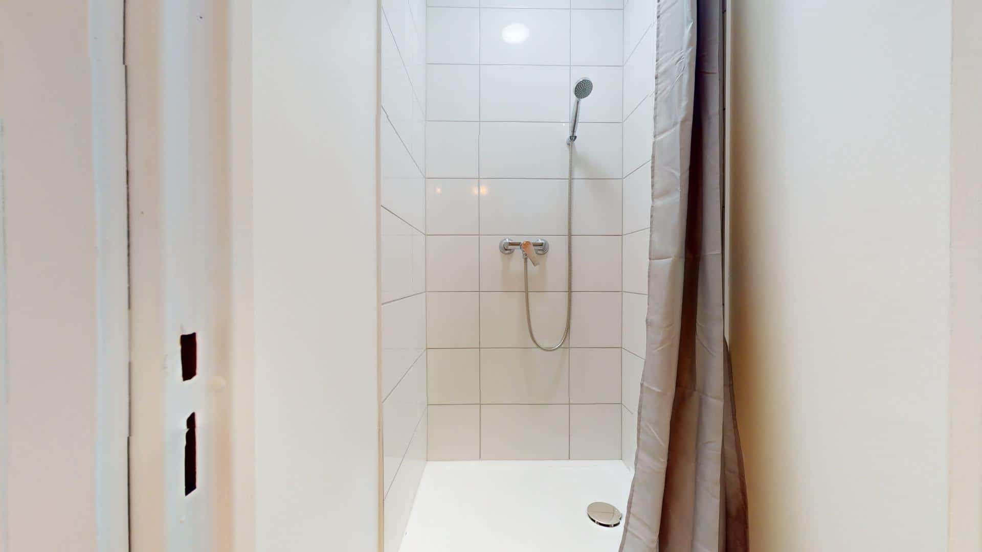 Room - Room in Rue Claude Kogan, Grenoble for 110 m² with 6 bedrooms - Gallery - 4