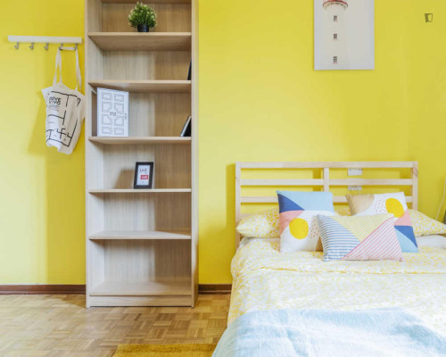Lovely double bedroom in a 3-bedroom apartment near Parco delle farfalle