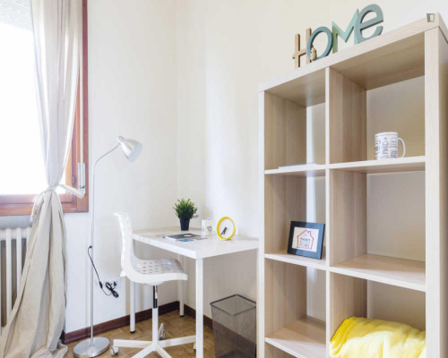 Lovely double bedroom in a 3-bedroom apartment near Parco delle farfalle