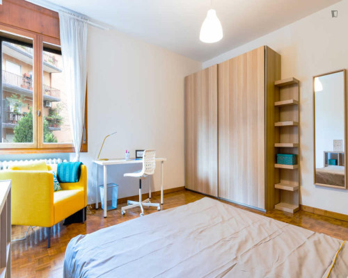 Nice double bedroom in a 5-bedroom apartment near Parco delle farfalle