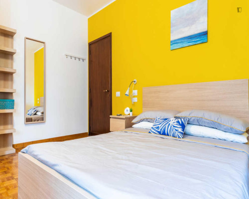 Nice double bedroom in a 5-bedroom apartment near Parco delle farfalle