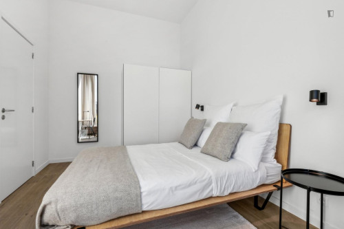 Comfortable double bedroom in a modern apartment complex in Brussels North