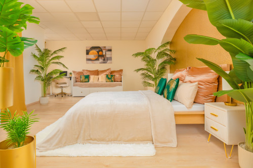 Up to 10 people - 106 sqm designer apartment, prime location, 1 free parking space