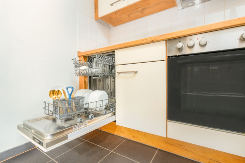 Up to 10 people - 106 sqm designer apartment, prime location, 1 free parking space