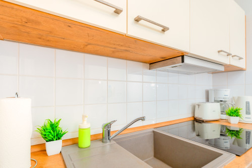 Up to 10 people - 106 sqm designer apartment, prime location, 1 free parking space