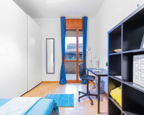 Nice double bedroom in a 6-bedroom apartment near Parco delle farfalle