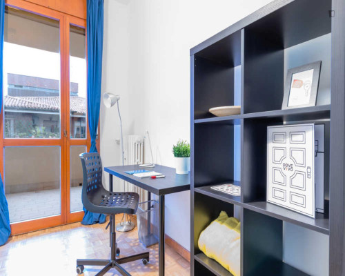 Nice double bedroom in a 6-bedroom apartment near Parco delle farfalle