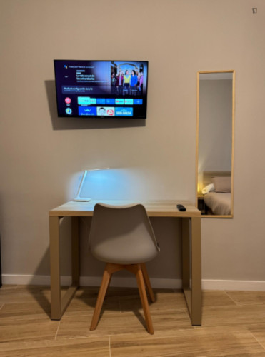 Neat single bedroom in the centre of Alicante