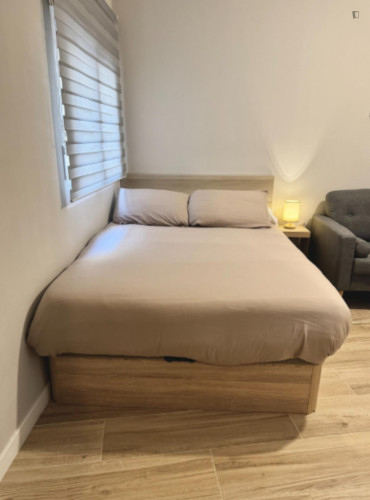 Neat single bedroom in the centre of Alicante