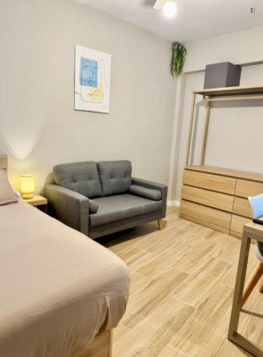 Neat single bedroom in the centre of Alicante
