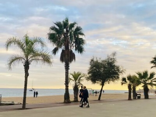 Bright double room near metro & bea