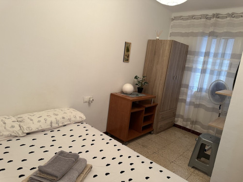 Bright double room near metro & bea