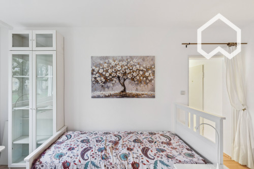 Attractive, Centrally Located 2-Room Apartment - Gallery - 12