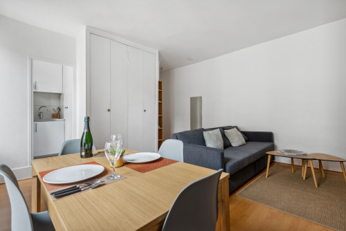 Charming Parisian Retreat: Spacious, Bright Apartment in Serene Montmartre Locale