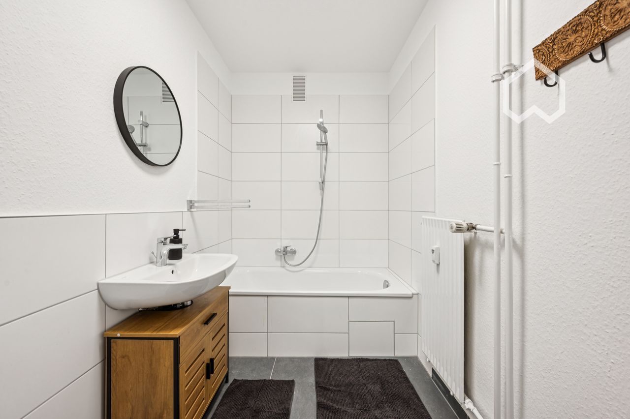 Single Room - North East Wing – Spacious, Fully Furnished Room with Balcony in Modern Shared Apartment - Gallery - 4
