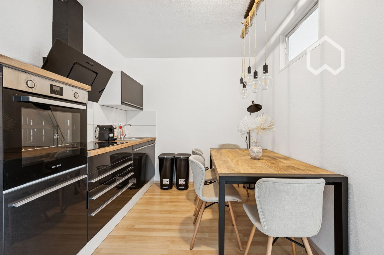 Single Room - North East Wing – Spacious, Fully Furnished Room with Balcony in Modern Shared Apartment - Gallery - 3
