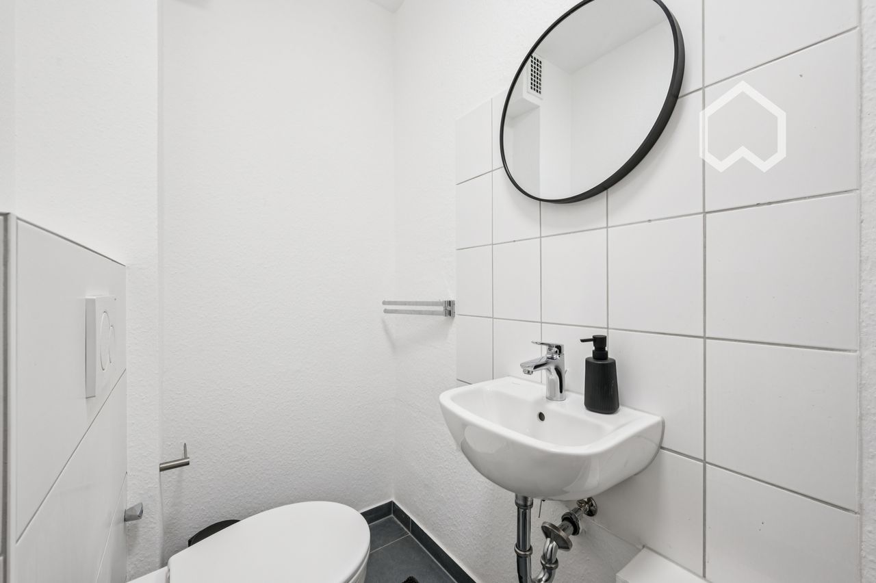 Single Room - North East Wing – Spacious, Fully Furnished Room with Balcony in Modern Shared Apartment - Gallery - 5