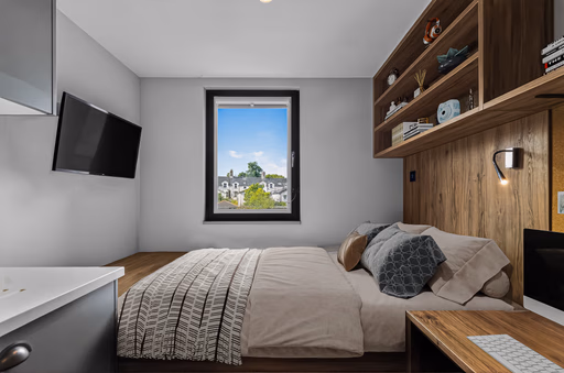  Bronze Studio  -  Canvas The Parade  - Gallery -  1