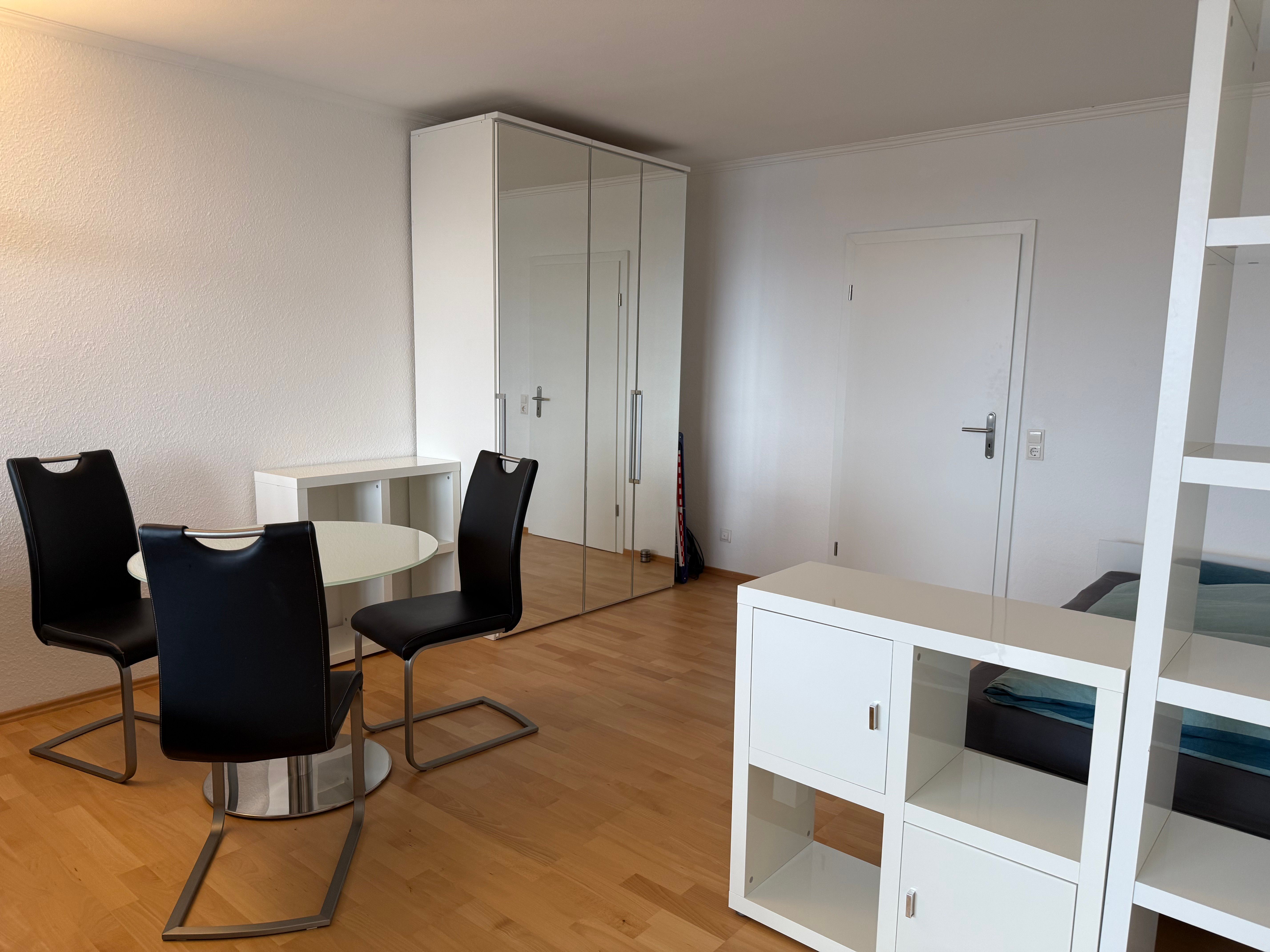 Fully Equipped One-Bedroom Apartment With Lake View And Swimming Pool - 8