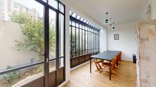 Interesesting single ensuite bedroom in Porte de Clignancourt