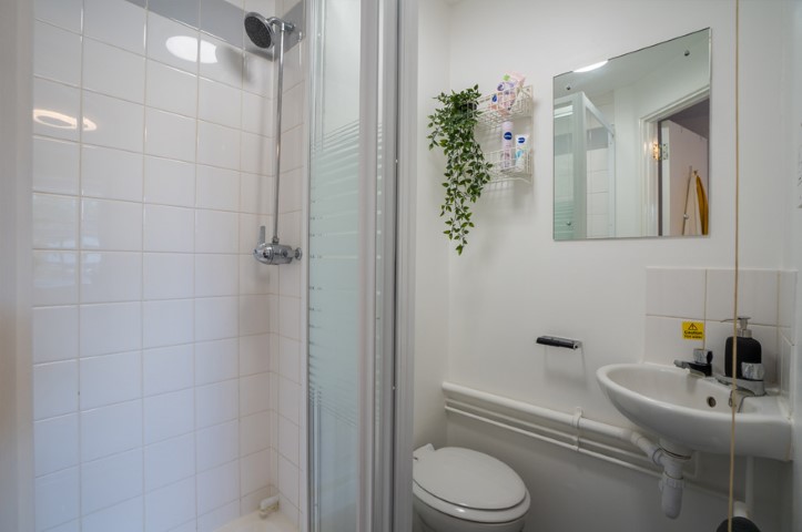 Standard En-Suite - Norton Court - Gallery - 2