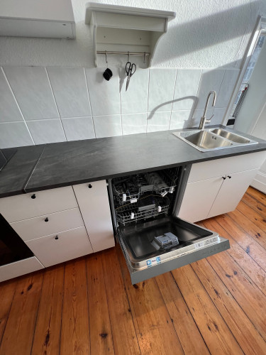 Highe-nd 2 Bedroom Apartment with a Loggia facing the park (Alt-Tempelhof)