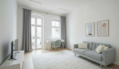 Modern, newly furnished flat with balcony in a historic old building in Berlin-Neukölln