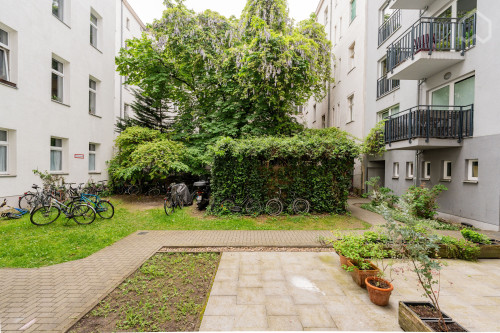 Charming cozy 2 room apartment close to the subway