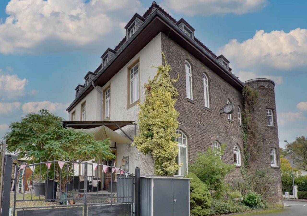  Stylish Living In A Historic Building – Centrally Located In Bad Honnef, Apart. Drachenblick  -  Stylish living in a historic building – centrally located in Bad Honnef, Apart. Drachenblick  - Gallery -  27