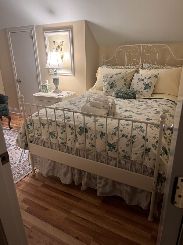  Butterfly Room(Full Room)  -  tranquil room in massage retreat  - Gallery -  1