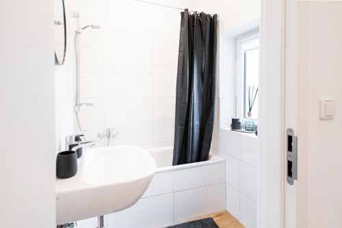 Stylishly furnished 3-room apartment (90 m²) with 2 bedrooms – fully equipped & move-in ready