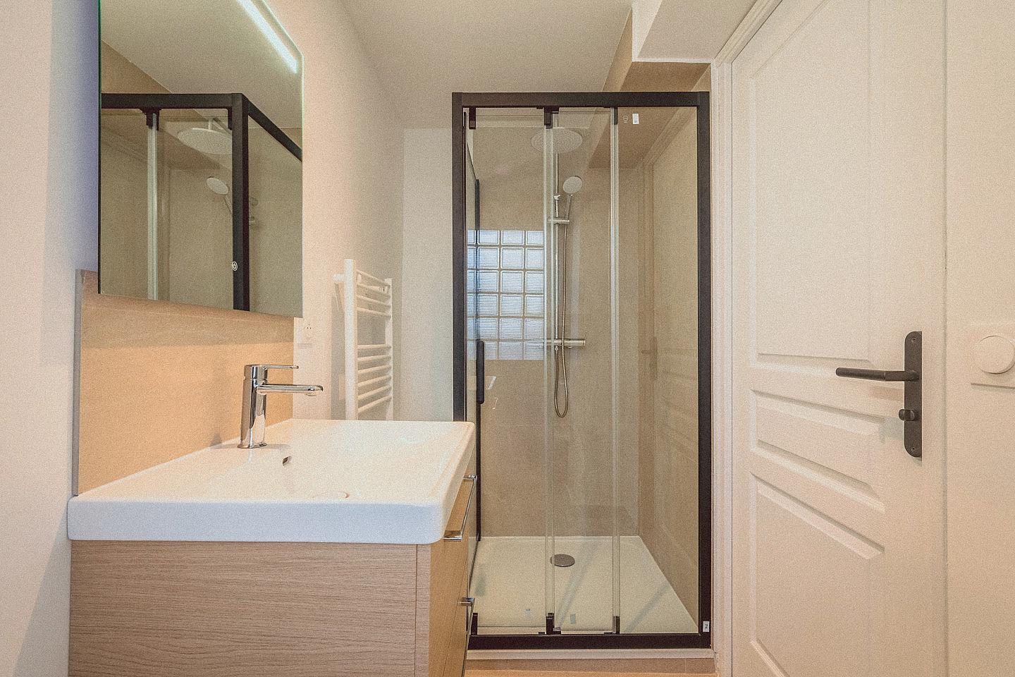 Room 1 - César - Ground Floor - Charming Coliving House in Alfortville with Cozy Living Spaces & Green Courtyard - Gallery - 15