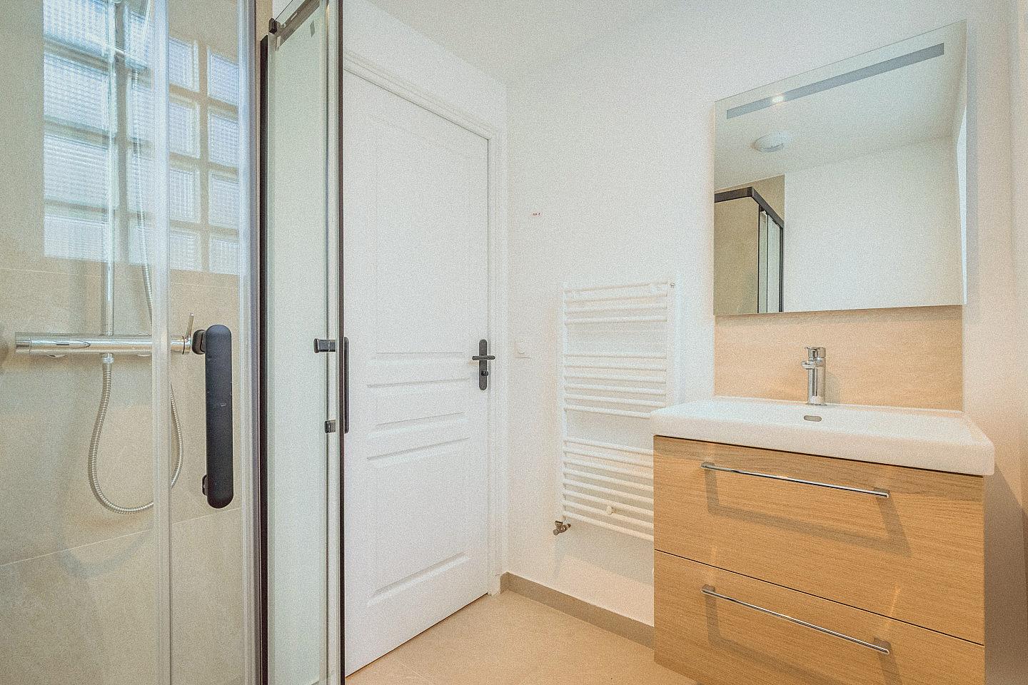 Room 2 - Livie - Ground Floor - Charming Coliving House in Alfortville with Cozy Living Spaces & Green Courtyard - Gallery - 16