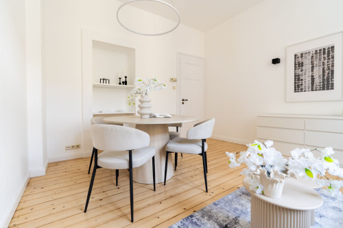 Stylish & Fully Furnished Apartment in Central Location – Move-in Ready