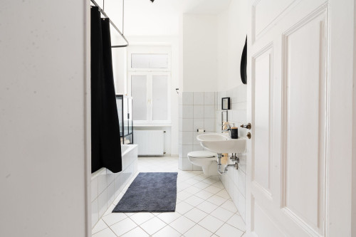 Stylish & Fully Furnished Apartment in Central Location – Move-in Ready