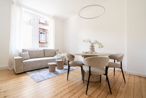 Stylish & Fully Furnished Apartment in Central Location – Move-in Ready