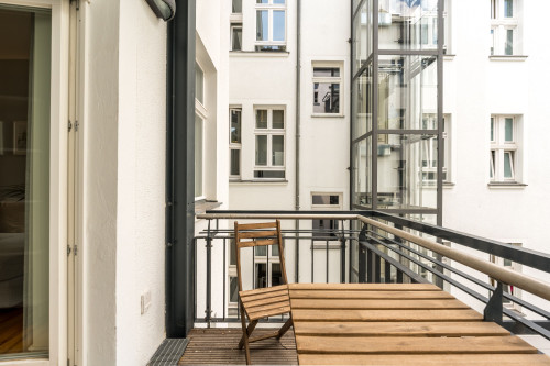 Old building charm: Beautiful temporary flat with balcony facing the inner courtyard in Prenzlauer Berg
