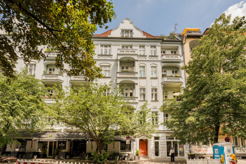 Old building charm: Beautiful temporary flat with balcony facing the inner courtyard in Prenzlauer Berg