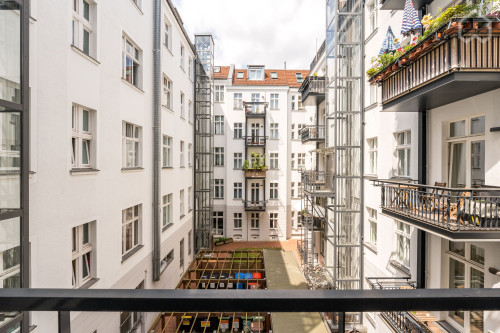 Old building charm: Beautiful temporary flat with balcony facing the inner courtyard in Prenzlauer Berg