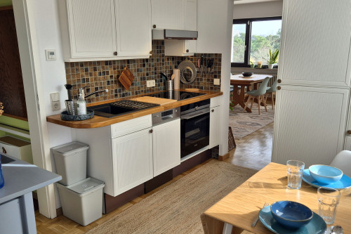 Sunny 2.5-room boutique-style apartment surrounded by greenery