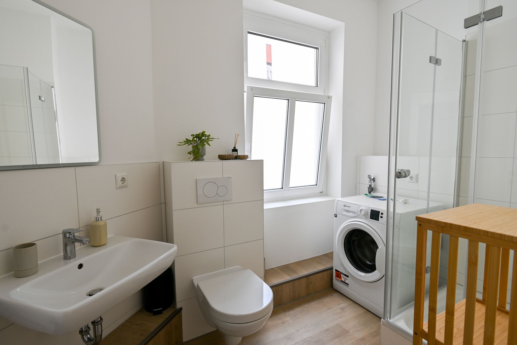++ TRAVEBLICK Steuerbord R ++ Helle 2 Zimmer Altbauwohnung In Lübecks Innenstadt ++ - 2