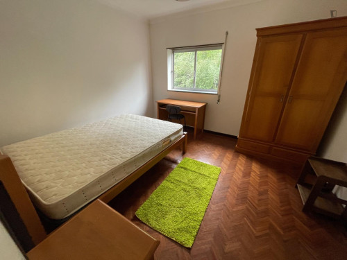 Spacious Bedroom close to the University in T9 Apartment