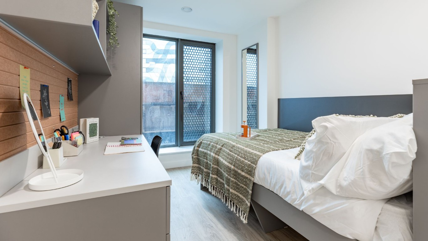  Classic 6 Bed  -  Waterside  - Gallery -  3