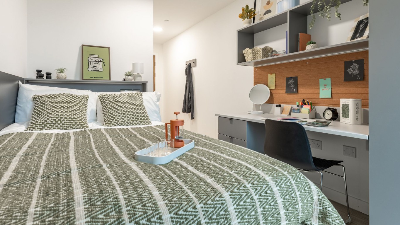  Classic 6 Bed  -  Waterside  - Gallery -  1