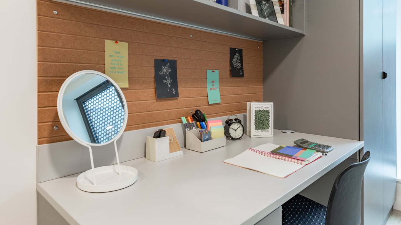  Classic 6 Bed  -  Waterside  - Gallery -  4