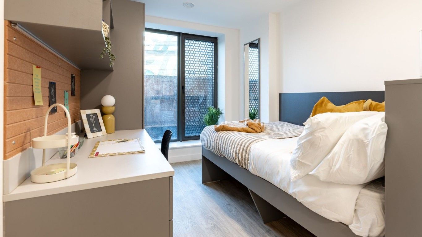  Classic 8 Bed  -  Waterside  - Gallery -  1