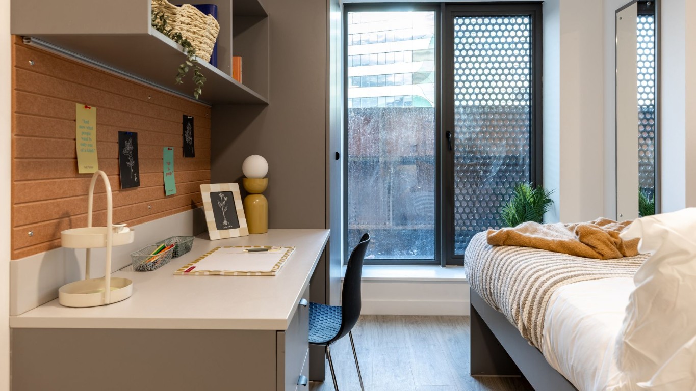  Classic 8 Bed  -  Waterside  - Gallery -  6